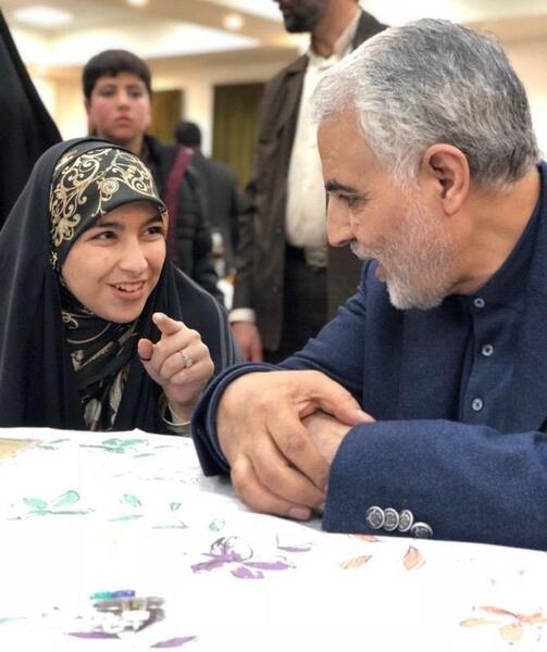 عکس حاج قاسم سلیمانی با فرزندانش