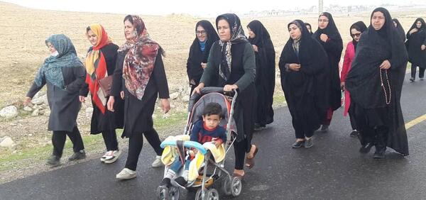 عکس از پیاده روی خانوادگی