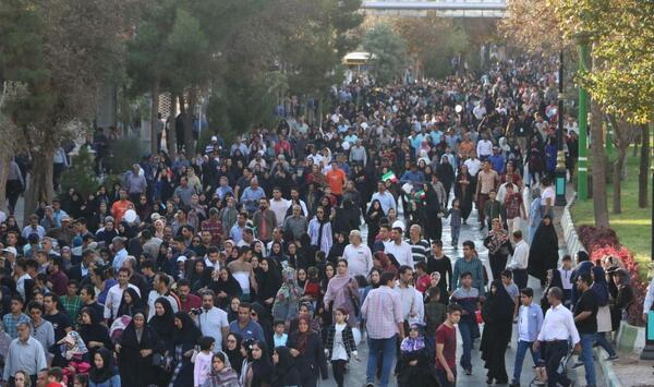 عکس از پیاده روی خانوادگی