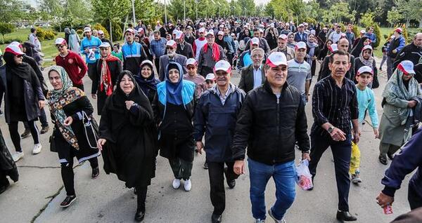 عکس از پیاده روی خانوادگی