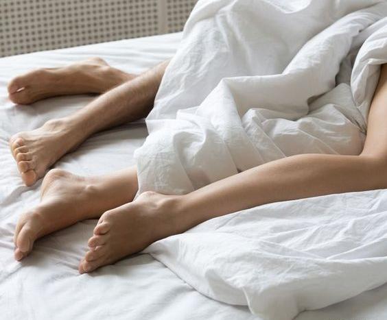 عکس عاشقانه در تخت خواب