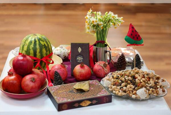 عکس دیوان حافظ و انار