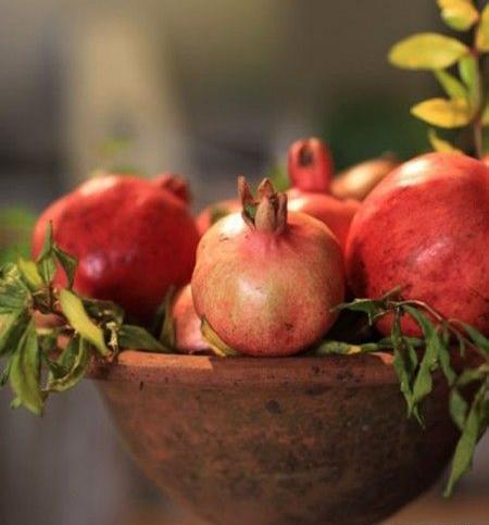عکس دیوان حافظ و انار