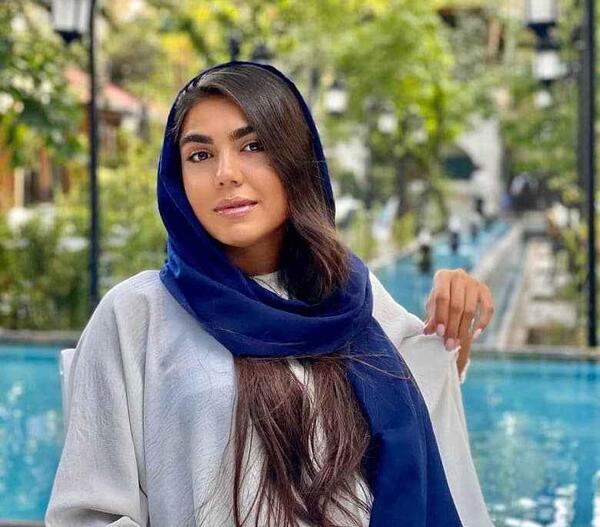 عکس با حجاب آزاده زارعی