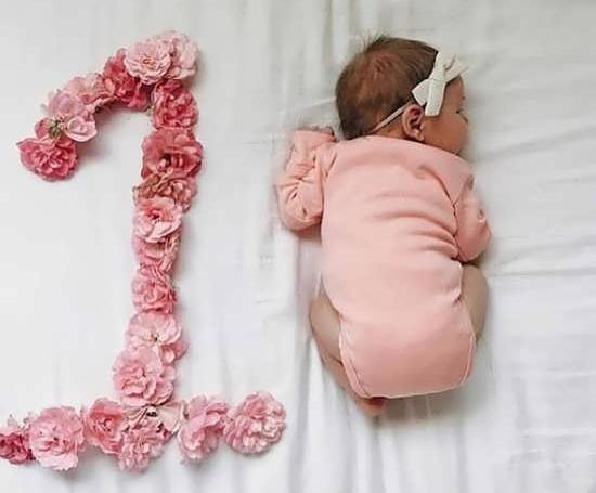 ژست عکس یک ماهگی نوزاد