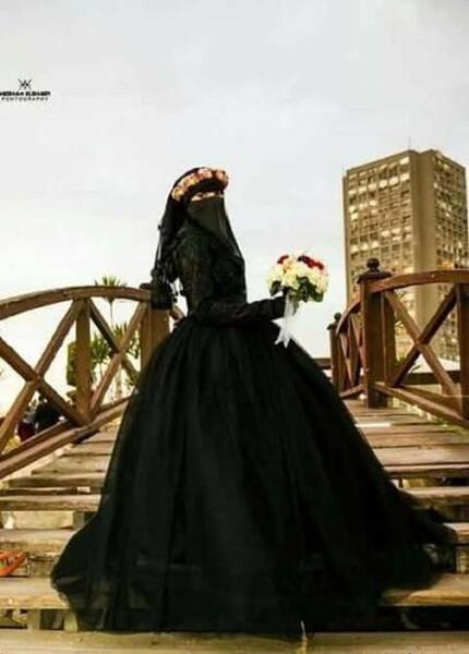 عکس دختر تنها با لباس مشکی