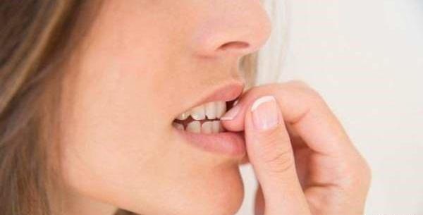 عکس ناخن جویدن