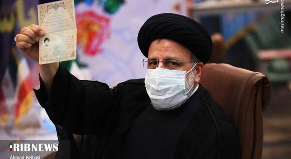 عکس رئیسی هنگام رای دادن