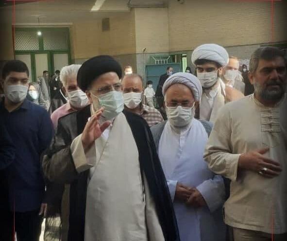 عکس رئیسی هنگام رای دادن