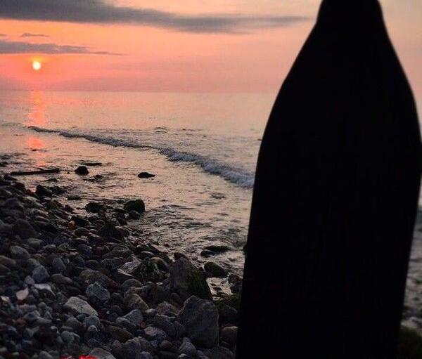 عکس پروفایل دختر چادری لب دریا