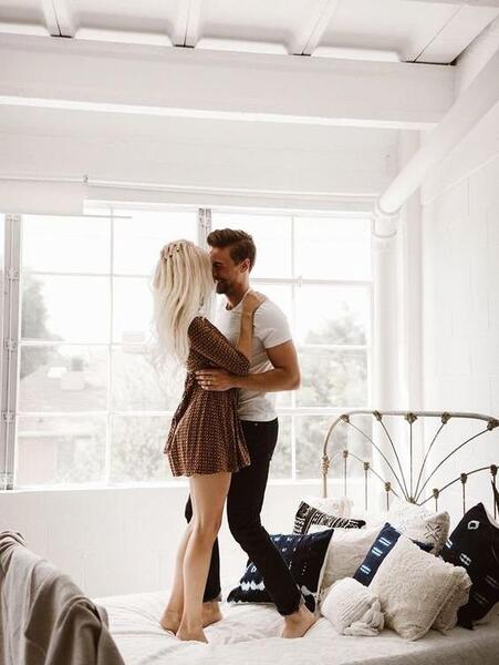 عکس عاشقانه بدون متن رو تخت