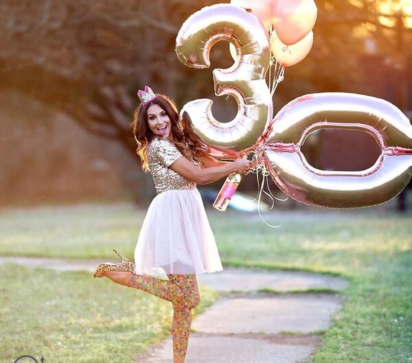 عکس ژست دخترانه برای تولد