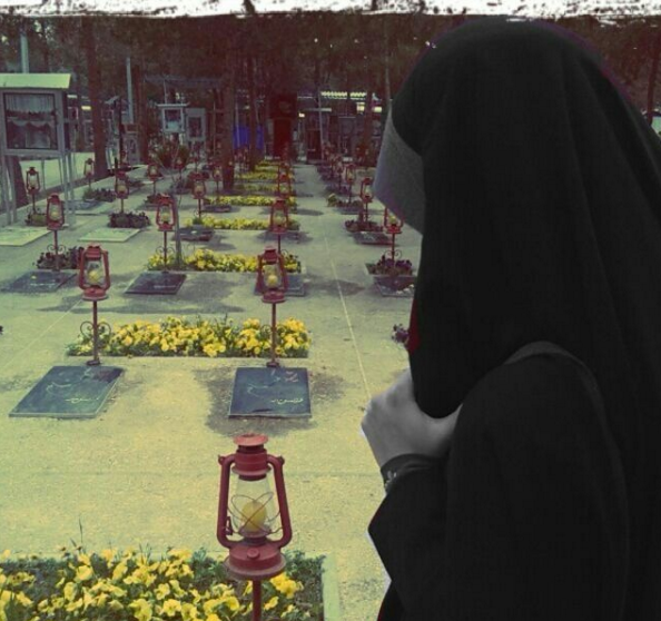 عکس دختر چادری کنار قبر شهید