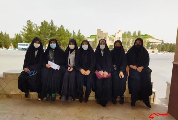 عکس دختر چادری کنار قبر شهید