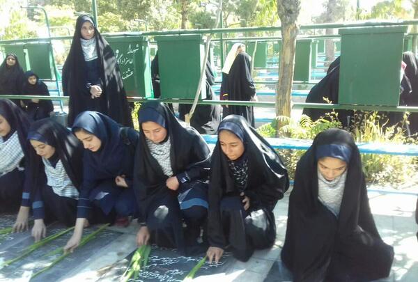عکس دختر چادری کنار قبر شهید