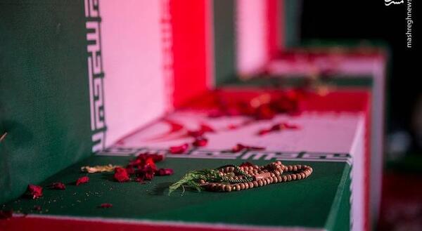 عکس دختر چادری کنار قبر شهید
