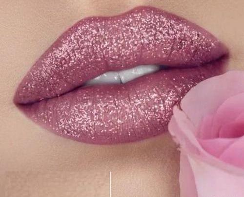 عکس لب آرایش کرده