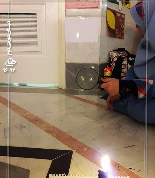 عکس سوختن کاغذ با ذره بین