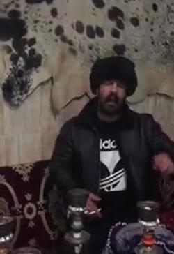 عکس وحید مرادی با کلاه پشمی
