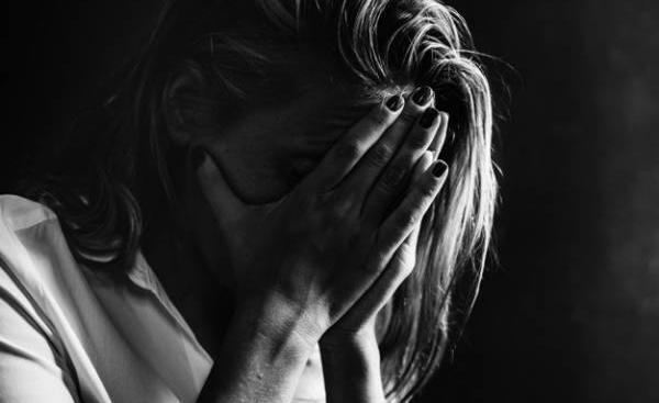 عکس گریه شدید دختر