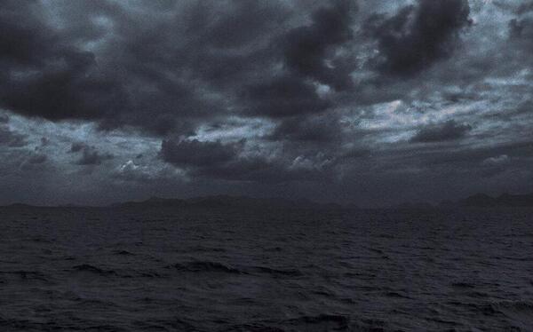 عکس دریا تاریک
