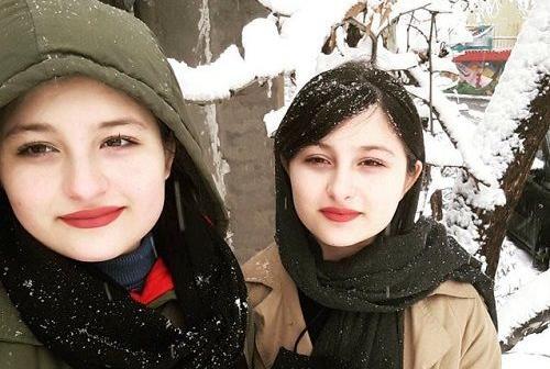عکس سارا و نیکا در چین