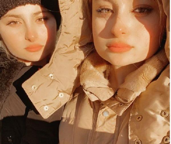 عکس سارا و نیکا در چین