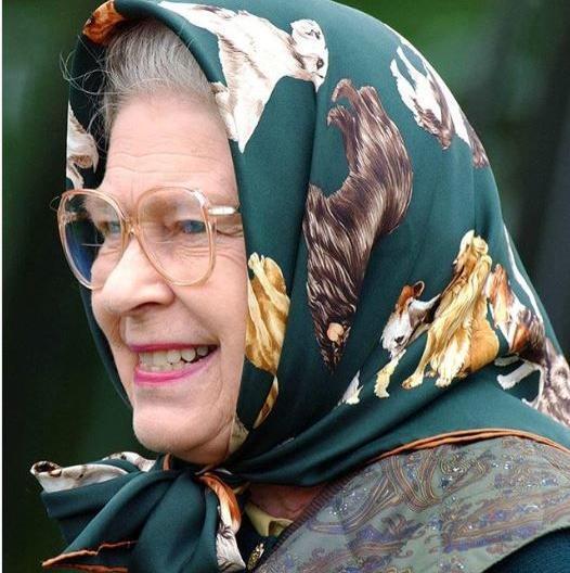 عکس ملکه انگلیس با حجاب