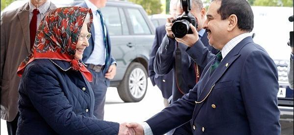 عکس ملکه انگلیس با حجاب