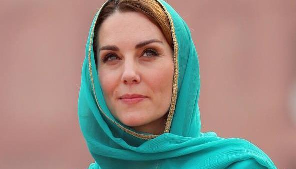 عکس ملکه انگلیس با حجاب