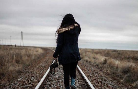 عکس دختر تنها کنار رودخانه