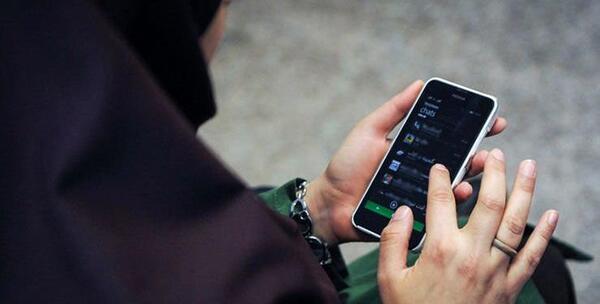 عکس گوشی به دست