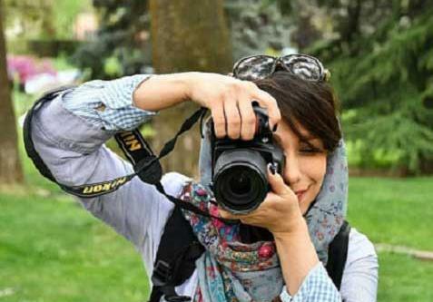 عکس دختر عکاس غمگین