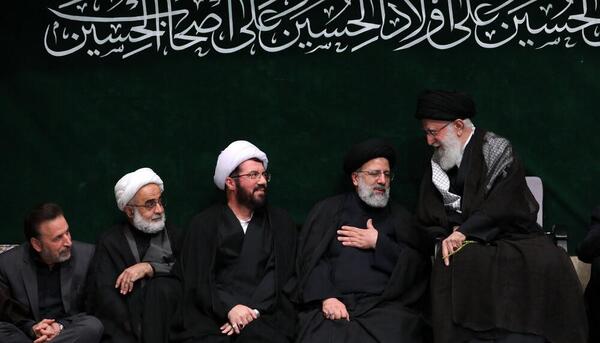 عکس رئیسی با رهبری
