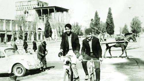 عکس شاه رفت روی دوچرخه