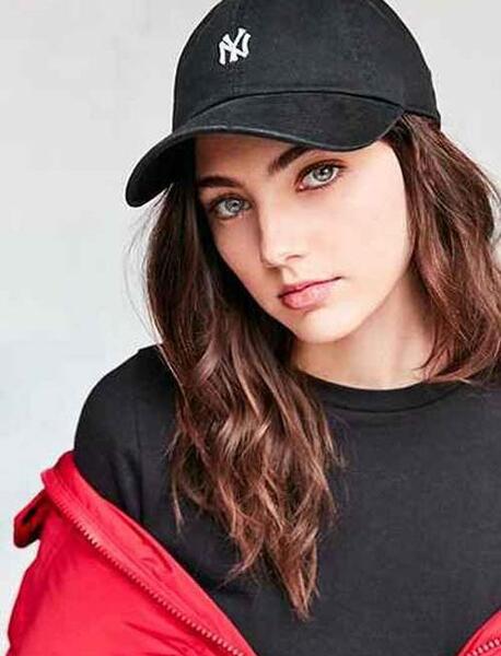 عکس دختر با کلاه کپ و لباس اسپرت رپری