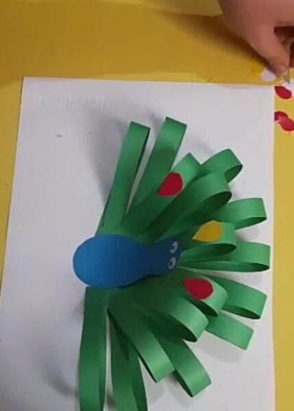 عکس کاردستی طاووس با کاغذ رنگی
