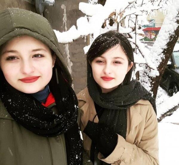 عکس سارا و نیکا در حال قلیان کشیدن