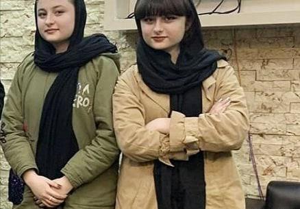 عکس سارا و نیکا در حال قلیان کشیدن