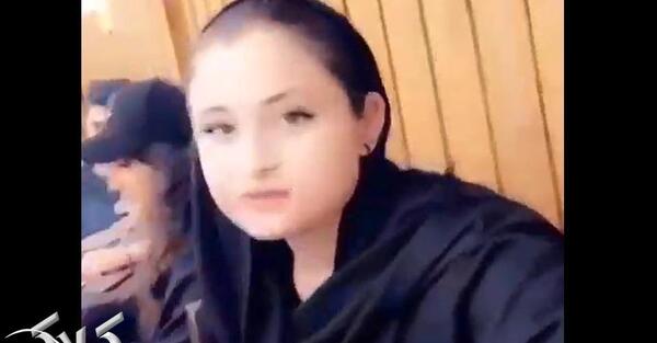 عکس سارا و نیکا در حال قلیان کشیدن