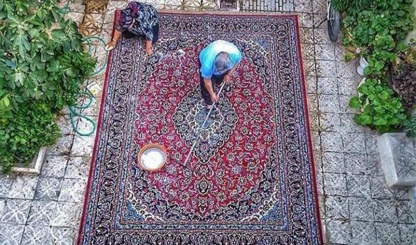 عکس فرش شستن