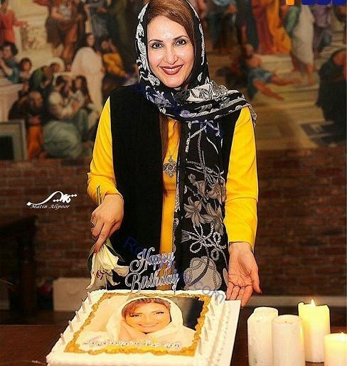 ژست عکس دخترانه در کافی شاپ
