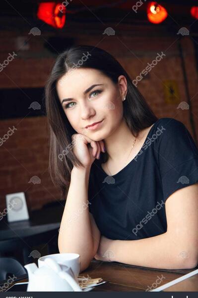 ژست عکس دخترانه در کافی شاپ