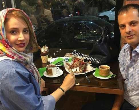 ژست عکس دخترانه در کافی شاپ