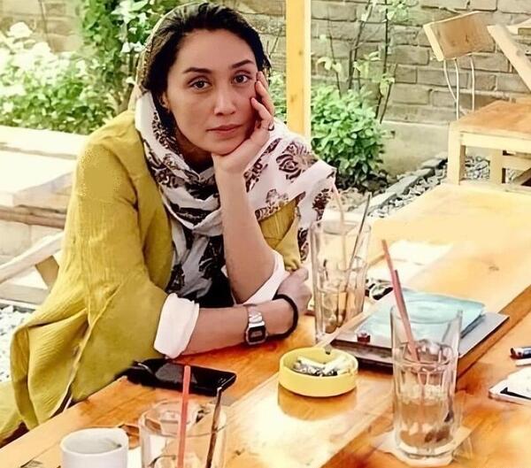 ژست عکس دخترانه در کافی شاپ
