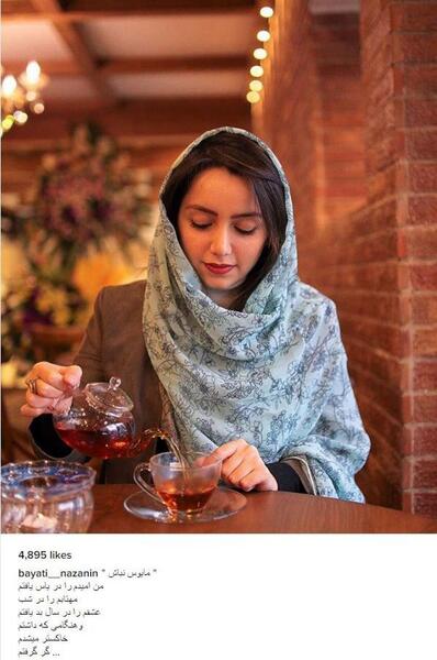 ژست عکس دخترانه در کافی شاپ