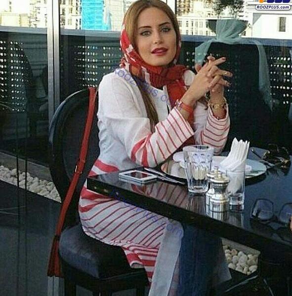 ژست عکس دخترانه در کافی شاپ