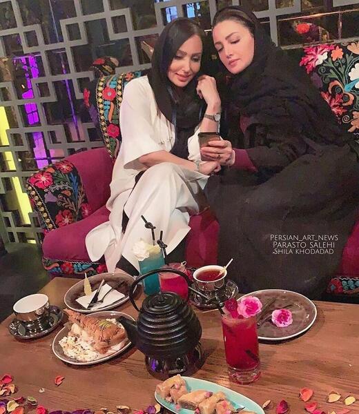 ژست عکس دخترانه در کافی شاپ