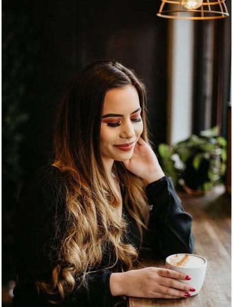 ژست عکس دخترانه در کافی شاپ