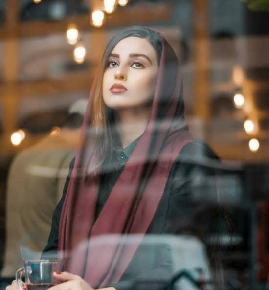 ژست عکس دخترانه در کافی شاپ